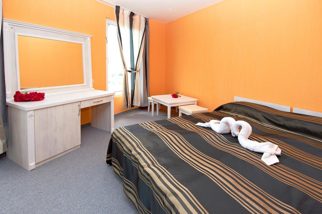 Family Hotel Paros Pomorie Pokoj fotografie